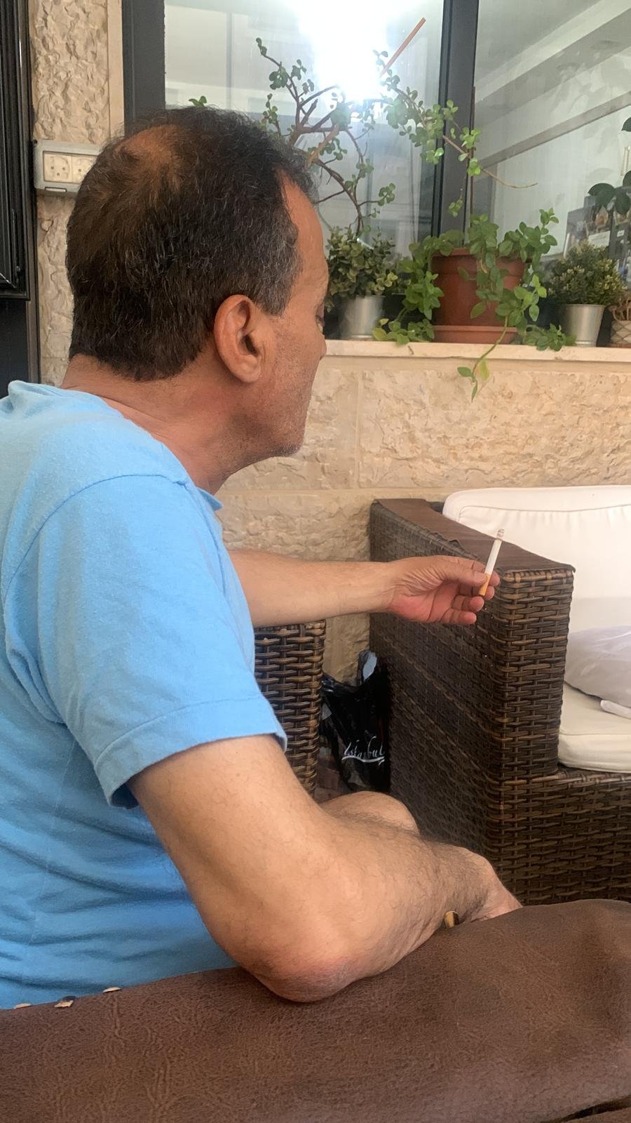 تنظر اليها تودعها ام تعاتبها